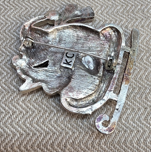 Kenneth Cole Signed KC Sledding Bear And Penguin Christmas Brooch Vintage - Picture 5 of 5